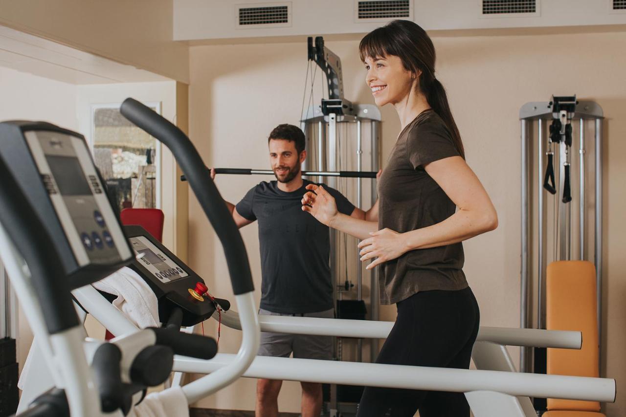 Ortner'S Resort Бад-Фюссинг Экстерьер фото A personal trainer with a client